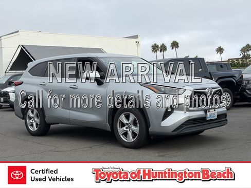 Used 2023 Toyota Highlander LE FWD image 1