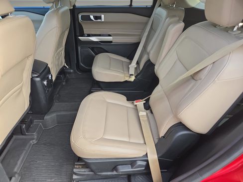 Used 2022 Ford Explorer XLT w/ Equipment Group 202A image 13