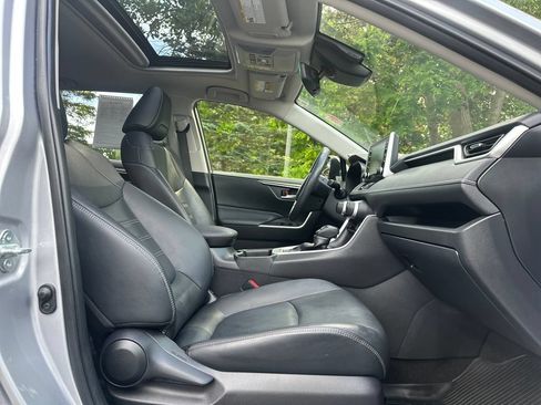 Used 2020 Toyota RAV4 XLE Premium FWD image 21