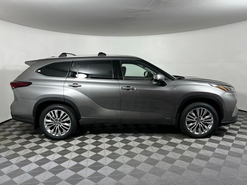 Certified 2026 Toyota Highlander Platinum image 4