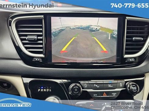 Used 2023 Chrysler Pacifica Touring-L image 12