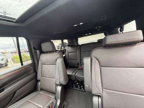 Used 2023 Chevrolet Suburban High Country w/ Premium Package 2 AWD/4WD image 19