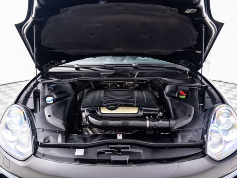 Certified 2017 Porsche Cayenne Platinum Edition image 29