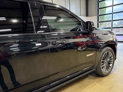 Used 2023 Cadillac Escalade ESV V image 52