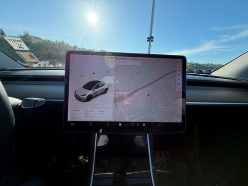 Used 2021 Tesla Model Y Long Range image 17