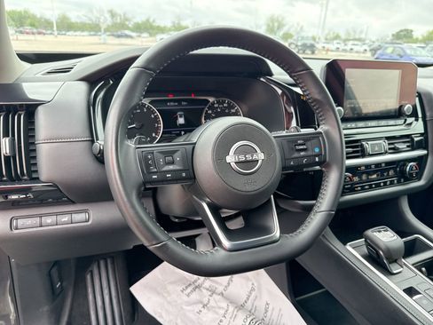 Used 2025 Nissan Pathfinder SV FWD image 11