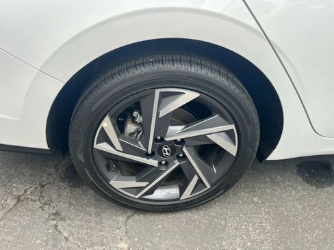 Used 2025 Hyundai Elantra Limited image 7