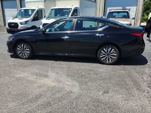 Used 2025 Nissan Altima 2.5 SV FWD image 2