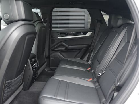 Certified 2025 Porsche Cayenne S AWD/4WD image 31