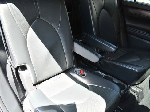 Certified 2021 Toyota Highlander Limited AWD/4WD image 29