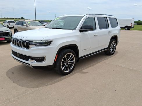 Used 2024 Jeep Wagoneer Series III w/ Premium Group I AWD/4WD image 4
