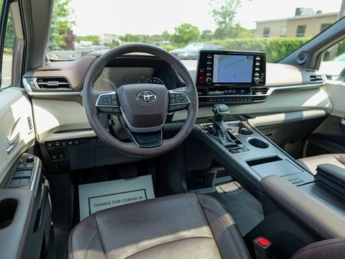 Used 2023 Toyota Sienna Platinum AWD/4WD image 40