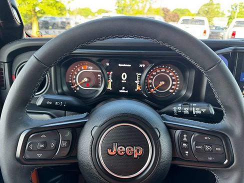 Certified 2025 Jeep Wrangler Unlimited Rubicon w/ Convenience Group AWD/4WD image 22