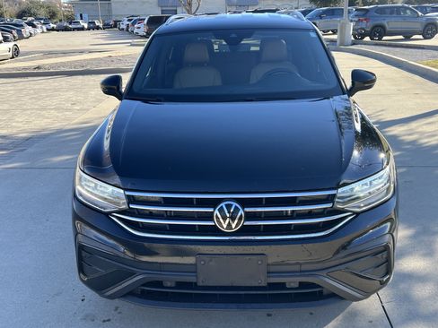 Certified 2024 Volkswagen Tiguan SE image 3
