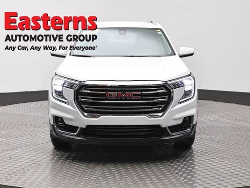 Used 2024 GMC Terrain SLT image 2