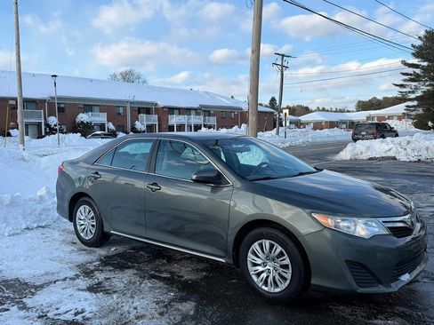 Used 2014 Toyota Camry LE image 7