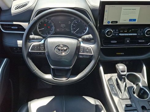 Used 2023 Toyota Highlander XLE AWD/4WD image 12