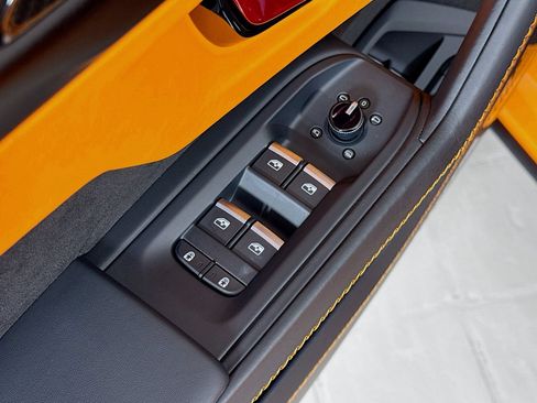 Used 2025 Lamborghini Urus SE AWD/4WD image 16