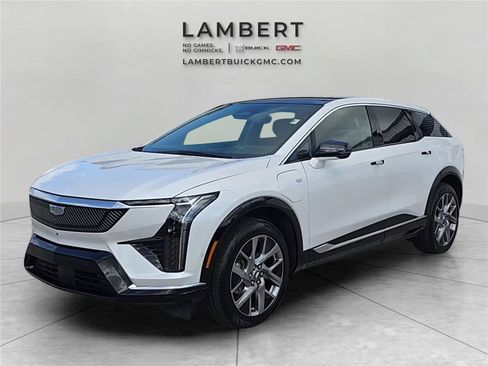 Used 2025 Cadillac Optiq Luxury 2 w/ LPO, Floor Liner Package AWD/4WD image 1