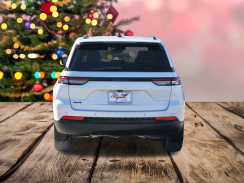 Used 2024 Jeep Grand Cherokee Altitude image 8