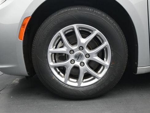 Used 2023 Chrysler Pacifica Touring-L FWD image 12