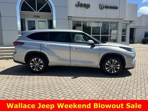 Used 2022 Toyota Highlander XLE image 6