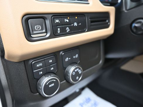 Used 2023 Chevrolet Tahoe Premier AWD/4WD image 28
