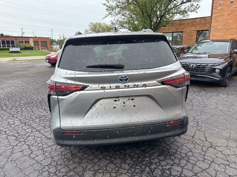 Used 2022 Toyota Sienna XLE w/ XLE Plus Package FWD image 4