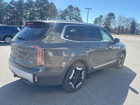 Used 2024 Kia Telluride EX w/ EX Captain's Chair Package image 8