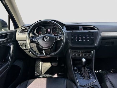 Used 2021 Volkswagen Tiguan SE w/ Panoramic Sunroof Package FWD image 21