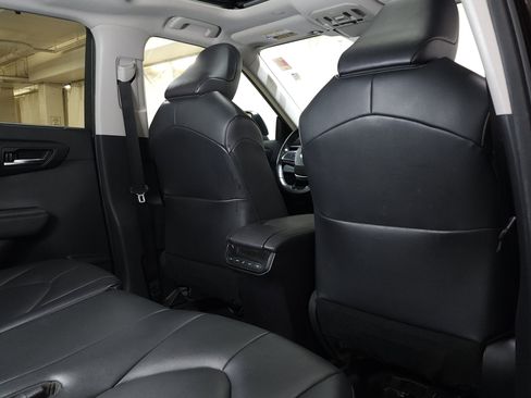 Used 2020 Toyota Highlander XLE AWD/4WD image 20