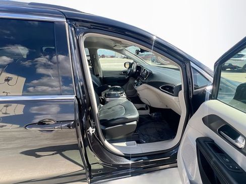Used 2022 Chrysler Pacifica Touring-L FWD image 30