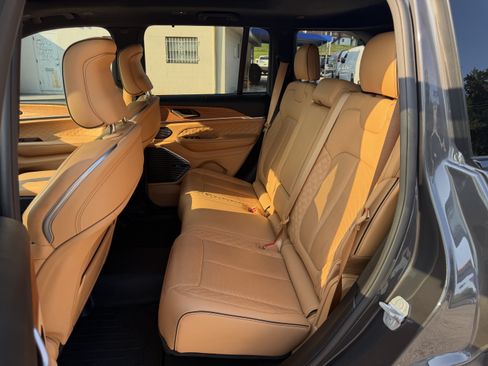 Used 2022 Jeep Grand Cherokee Summit AWD/4WD image 12