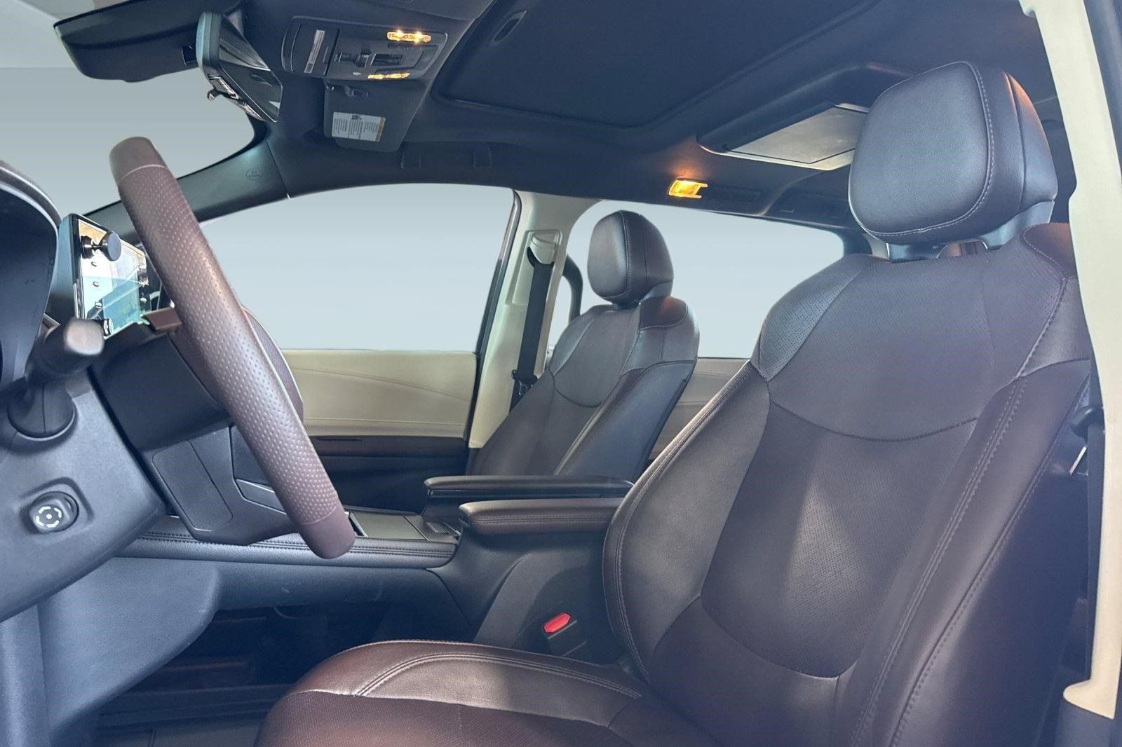 Used 2021 Toyota Sienna Platinum FWD image 5
