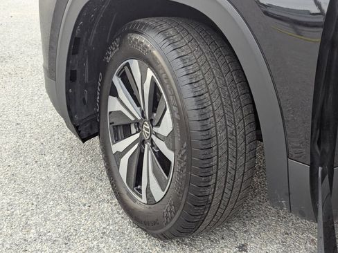 Certified 2025 Volkswagen Atlas Cross Sport SE FWD image 34