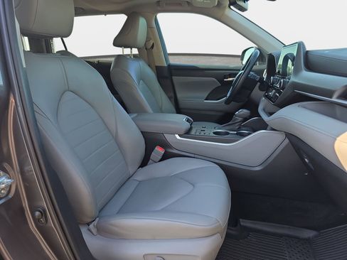 Used 2023 Toyota Highlander XLE FWD image 10