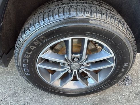 Used 2017 Jeep Grand Cherokee Limited image 9