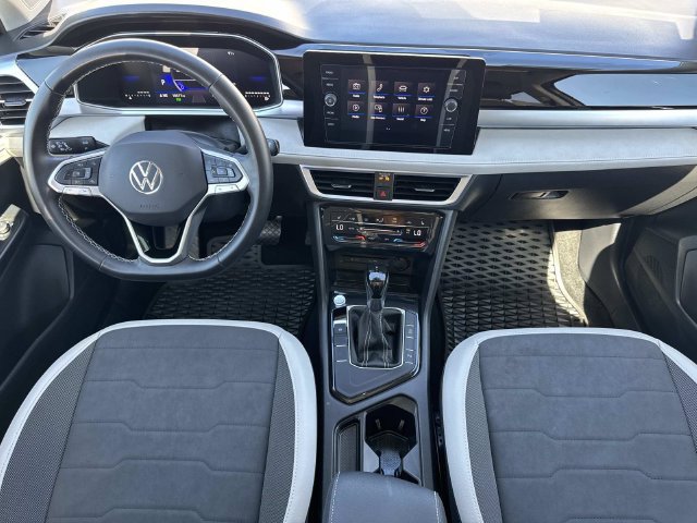 Certified 2025 Volkswagen Taos SE FWD image 9