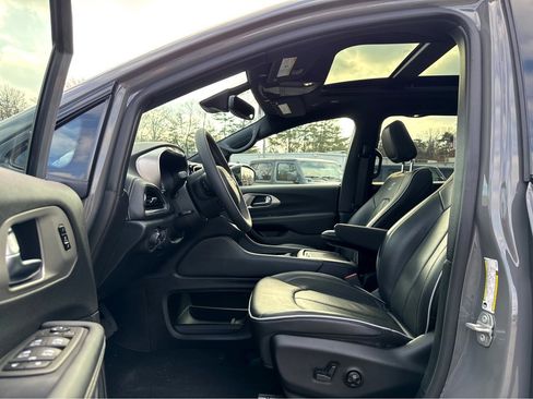 Certified 2023 Chrysler Pacifica Limited w/ S Appearance Package image 12