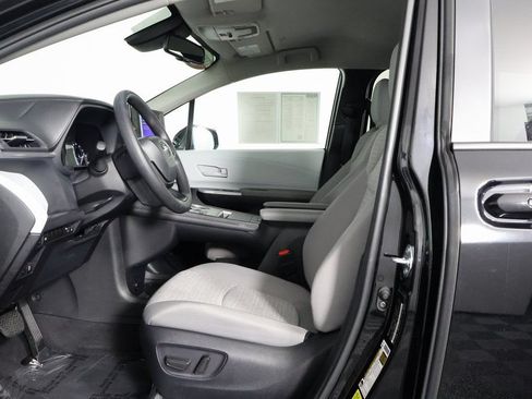 Used 2026 Toyota Sienna LE FWD image 10