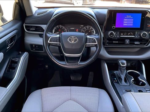 Used 2023 Toyota Highlander LE image 5