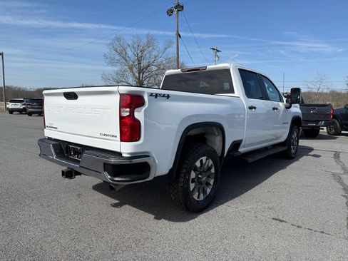 Used 2022 Chevrolet Silverado 2500 Custom w/ Custom Value Package image 6