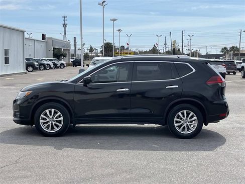Used 2018 Nissan Rogue SV image 2