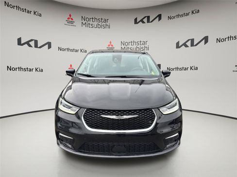 Used 2024 Chrysler Pacifica Touring-L FWD image 9