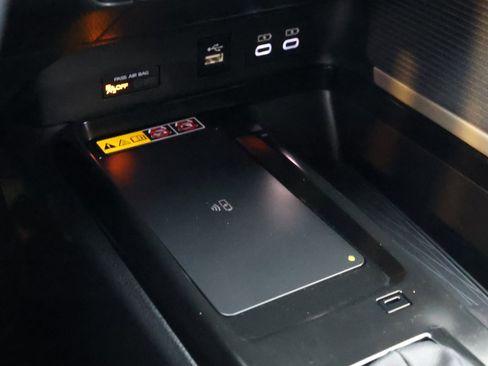 Used 2025 Toyota Camry SE image 4