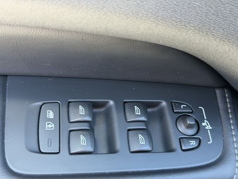 Certified 2023 Volvo XC60 B5 Ultimate w/ Protection Package Premier image 18