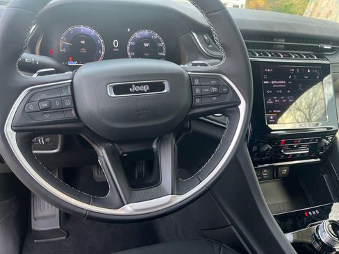 New 2025 Jeep Grand Cherokee Laredo X w/ Luxury Tech Group I image 16