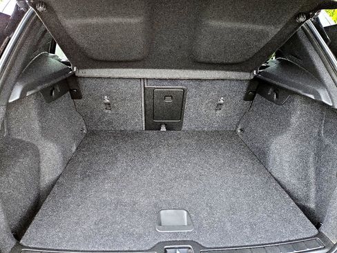 Used 2021 Volvo XC40 T4 Momentum image 8