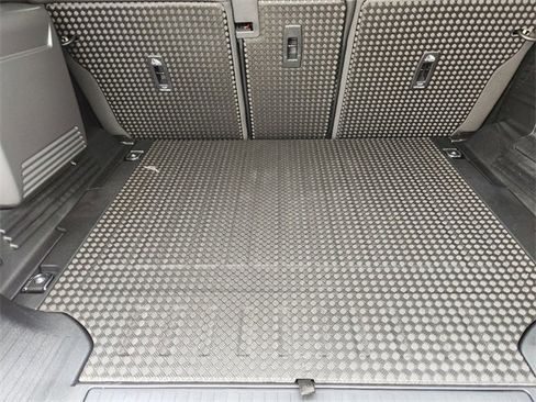 New 2024 Land Rover Defender 110 S image 22