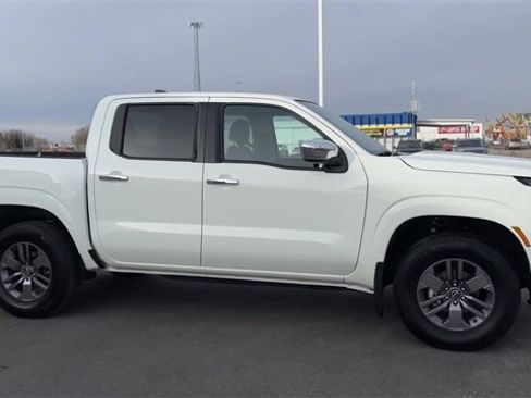 Used 2025 Nissan Frontier SV image 3